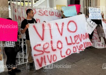 “Vivo se lo llevaron, vivo lo queremos” familiares y amigos de empresario ‘levantado’ se manifiestan en Palacio Municipal