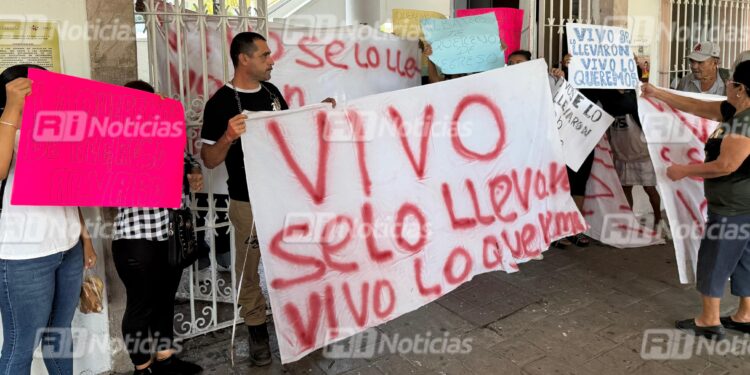 “Vivo se lo llevaron, vivo lo queremos” familiares y amigos de empresario ‘levantado’ se manifiestan en Palacio Municipal