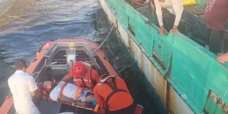 Armada de México efectua la evacuación médica de un tripulante del buque camaronero “CHAVITO IV”, al sur de Mazatlán, Sinaloa