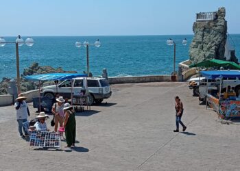 Vendedores de playa de Mazatlán enfrentan bajas ventas