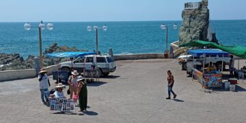 Vendedores de playa de Mazatlán enfrentan bajas ventas
