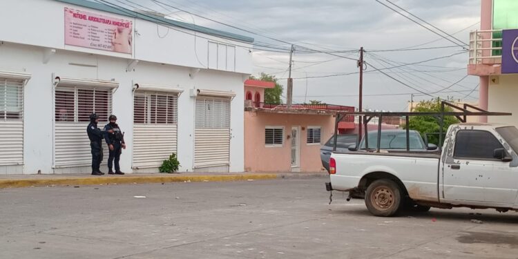 Balean con rifles de asalto vivienda y camioneta en la colonia Benito Juárez en Culiacán