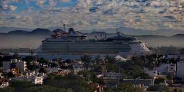 Llega el crucero Navigator of the Seas a Mazatlán