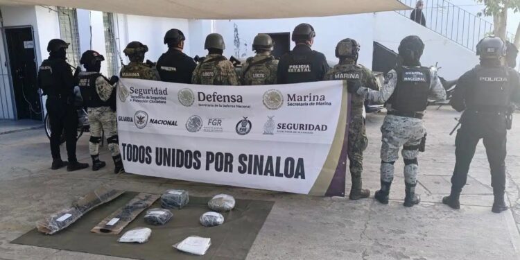 Decomisan fuerte arsenal en el panteón de San Ignacio, Sinaloa