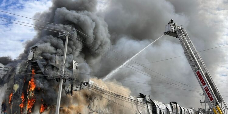 Se incendia parque de trampolines y casino del bulevar Pedro Infante en Culiacán