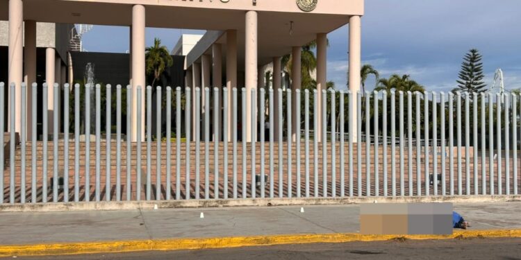 Encuentran asesinado a exagente de la FGE de Sinaloa a las afueras del Congreso en Culiacán