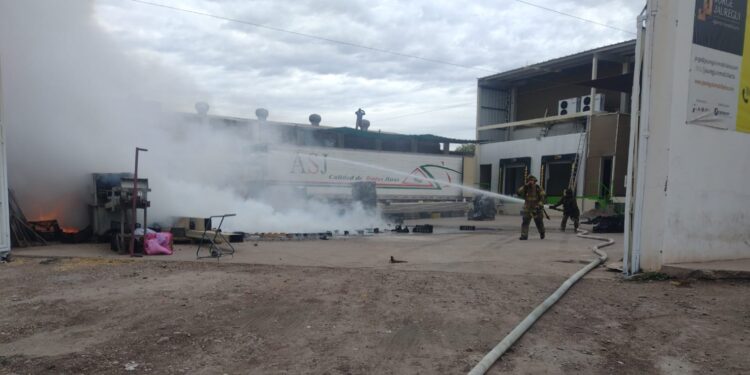 Se incendia bodega de aguacates en la colonia Miguel de la Madrid en Culiacán