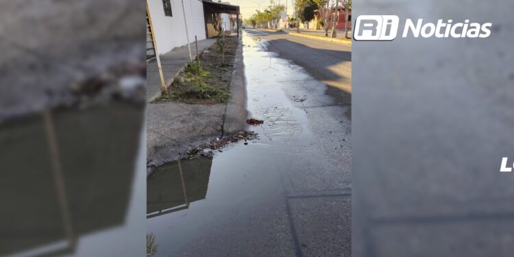 Vecinos de Prados del Sol, en Mazatlán, reportan fuga de agua potable