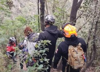 Rescatan a seis personas que se extraviaron en la Sierra Madre de NL