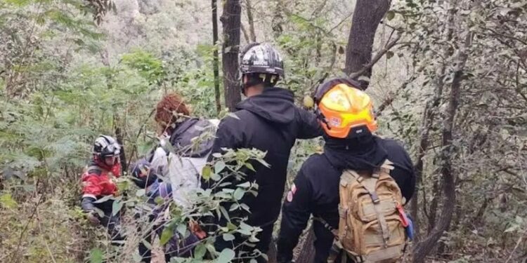 Rescatan a seis personas que se extraviaron en la Sierra Madre de NL