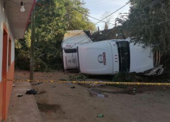 Tráiler se sale del camino y vuelca en el paso superior en la colonia Niños Héroes