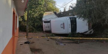 Tráiler se sale del camino y vuelca en el paso superior en la colonia Niños Héroes