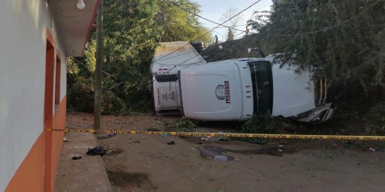 Tráiler se sale del camino y vuelca en el paso superior en la colonia Niños Héroes