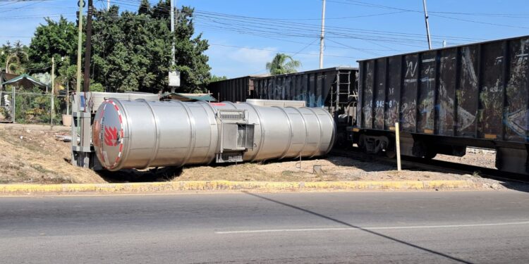 Tren embiste pipa de doble remolque a la altura de la Feria Ganadera de Culiacán