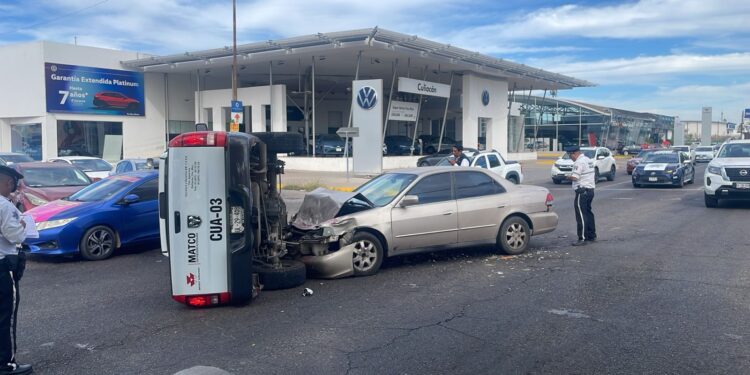 Accidente vehicular fente al corredor automotríz deja dos lesionados y cuantiosos daños materiales en Culiacán