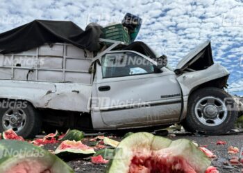 Fuerte choque deja camioneta destrozada al norte de Mazatlán