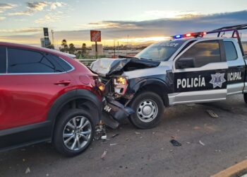 Choque de patrulla de la Policía Municipal contra camioneta deja un agente lesionado