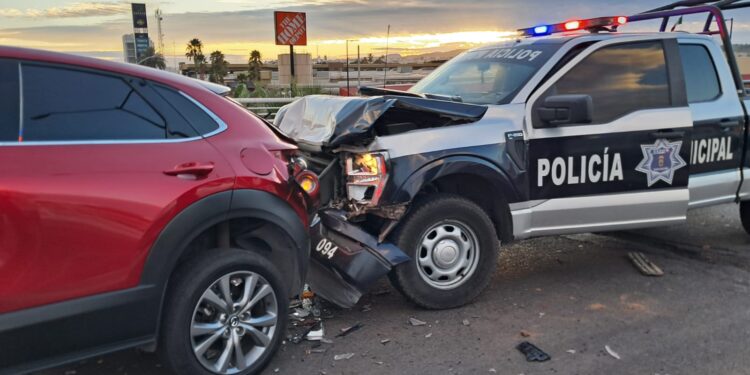 Choque de patrulla de la Policía Municipal contra camioneta deja un agente lesionado