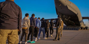 Donald Trump inicia deportaciones masivas de migrantes en aviones militares de EU