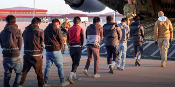 ONU recuerda que los migrantes deportados tienen derecho a “dignidad y derechos”