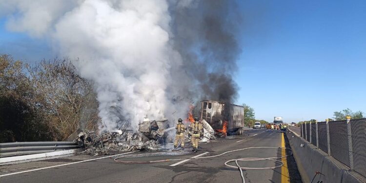 Se incendia tráiler en el kilómetro 17 de la autopista Culiacán – Mazatlán
