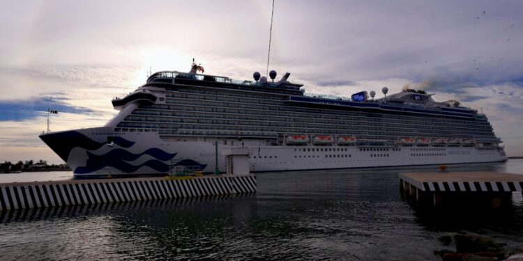 Llega a Mazatlán el crucero Discovery Princess con más de 5 mil personas a bordo