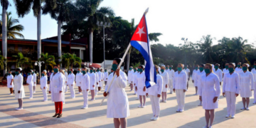 Sheinbaum defiende “abrir la puerta” a los médicos cubanos en el Sector Salud