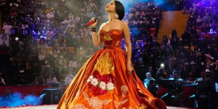 Diseñador exige a Ángela Aguilar le devuelva vestidos que le prestó hace cinco años; valen más de 250 mil pesos