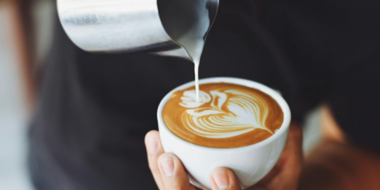 ¿Es malo tomar café si tengo daño en los riñones?