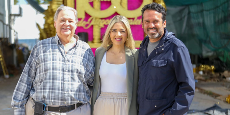 Constata Estrella Palacios avances en construcción de carrozas reales y carros alegóricos de Carnaval