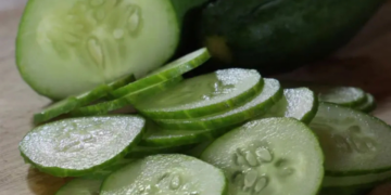 ¿Por qué no debes frotar las orillas de los pepinos?