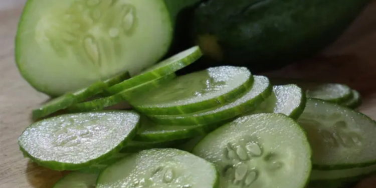 ¿Por qué no debes frotar las orillas de los pepinos?