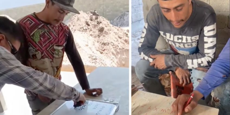 Albañil aprende a leer durante sus jornadas de trabajo, sus compañeros le enseñan