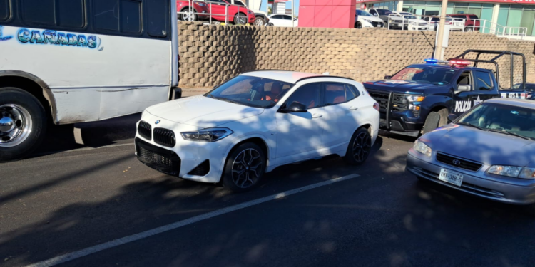 Sujetos armados despojan a conductora una camioneta de lujo en Culiacán