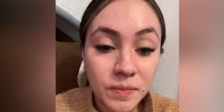 Revocan visa de maestra mexicana y la deportan en EU; asegura que fue por dar a luz a bebé