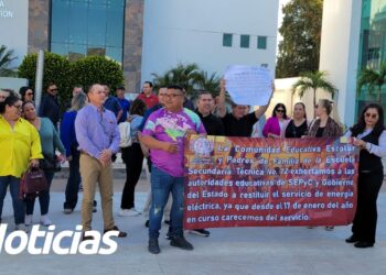Padres de familia y maestros de las ETIS 72, 50 y 85 piden reinstalen el servicio de luz en los planteles