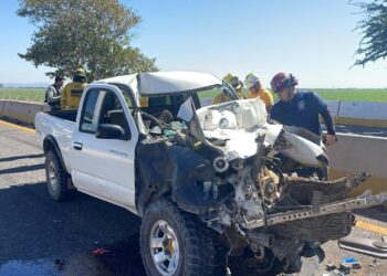 Pareja resulta herida en choque contra tráiler en la autopista Benito Juárez