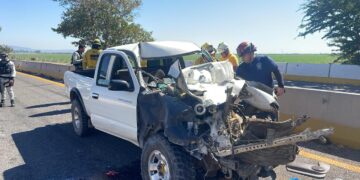 Pareja resulta herida en choque contra tráiler en la autopista Benito Juárez