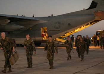 Tropas de EE.UU. llegan a Guantánamo para preparar el centro de migrantes de Trump