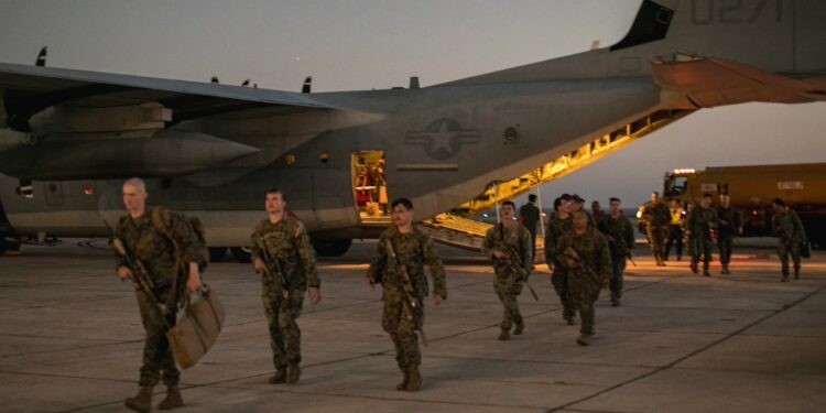 Tropas de EE.UU. llegan a Guantánamo para preparar el centro de migrantes de Trump