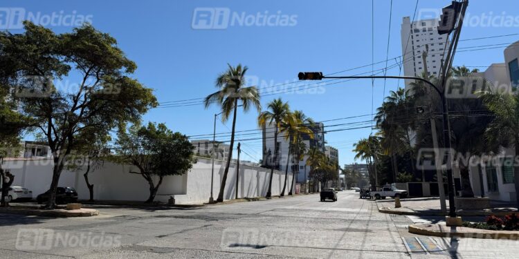 Colocan dos de los cuatro semáforos faltantes de la Lola Beltrán y Cruz Lizárraga