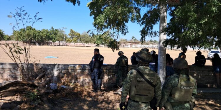 Joven es asesinado a balazos en campo de béisbol en la colonia Bachigualato en Culiacán