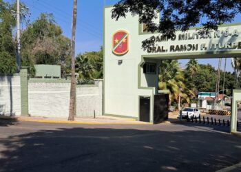 Automovilista se refugia en cuartel militar tras agresión a balazos