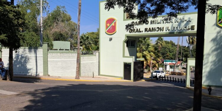 Automovilista se refugia en cuartel militar tras agresión a balazos