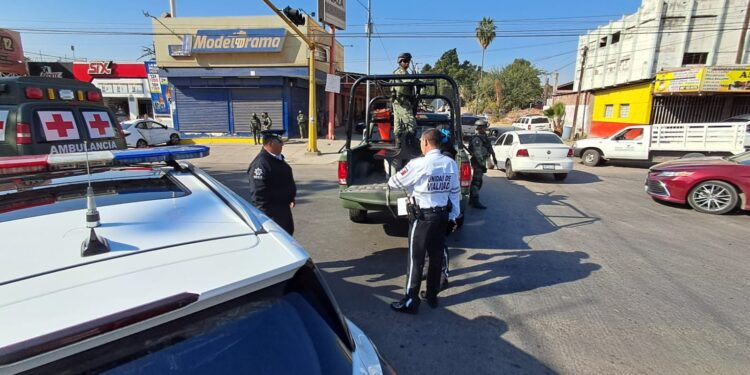 Ambulancia militar choca contra un automóvil en la colonia Margarita, Culiacán