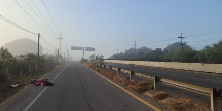 Encuentran a dos hombres amarrados y ejecutados en la carretera Culiacán-Eldorado