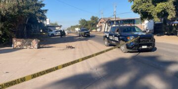 Hallan a hombre esposado y ejecutado cerca de una escuela en Culiacán