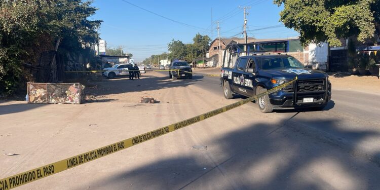 Hallan a hombre esposado y ejecutado cerca de una escuela en Culiacán
