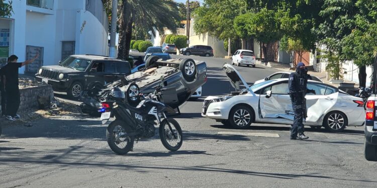 Vehículo termina volcado tras chocar en la colonia Nuevo Culiacán