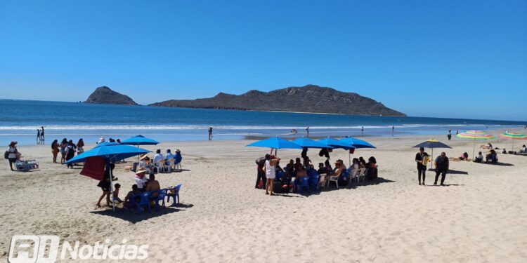 Playas de Mazatlán inician el fin de semana con baja afluencia